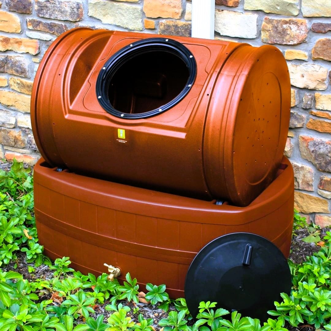 Compost tumbler with builtin water reservoir 755