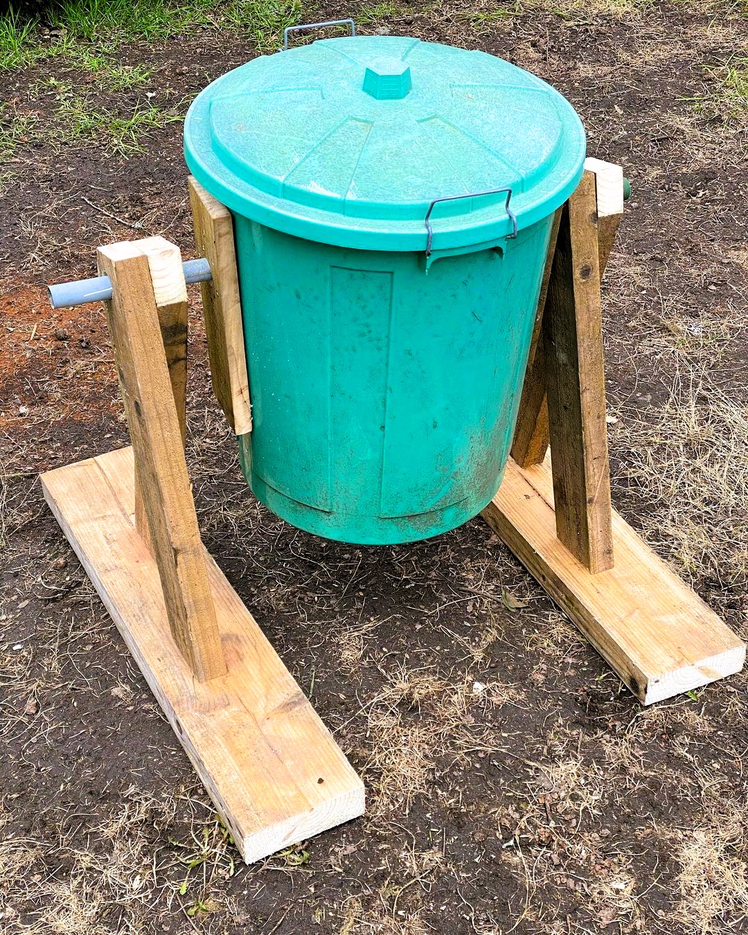 Diy compost tumbler from a trashbin 765